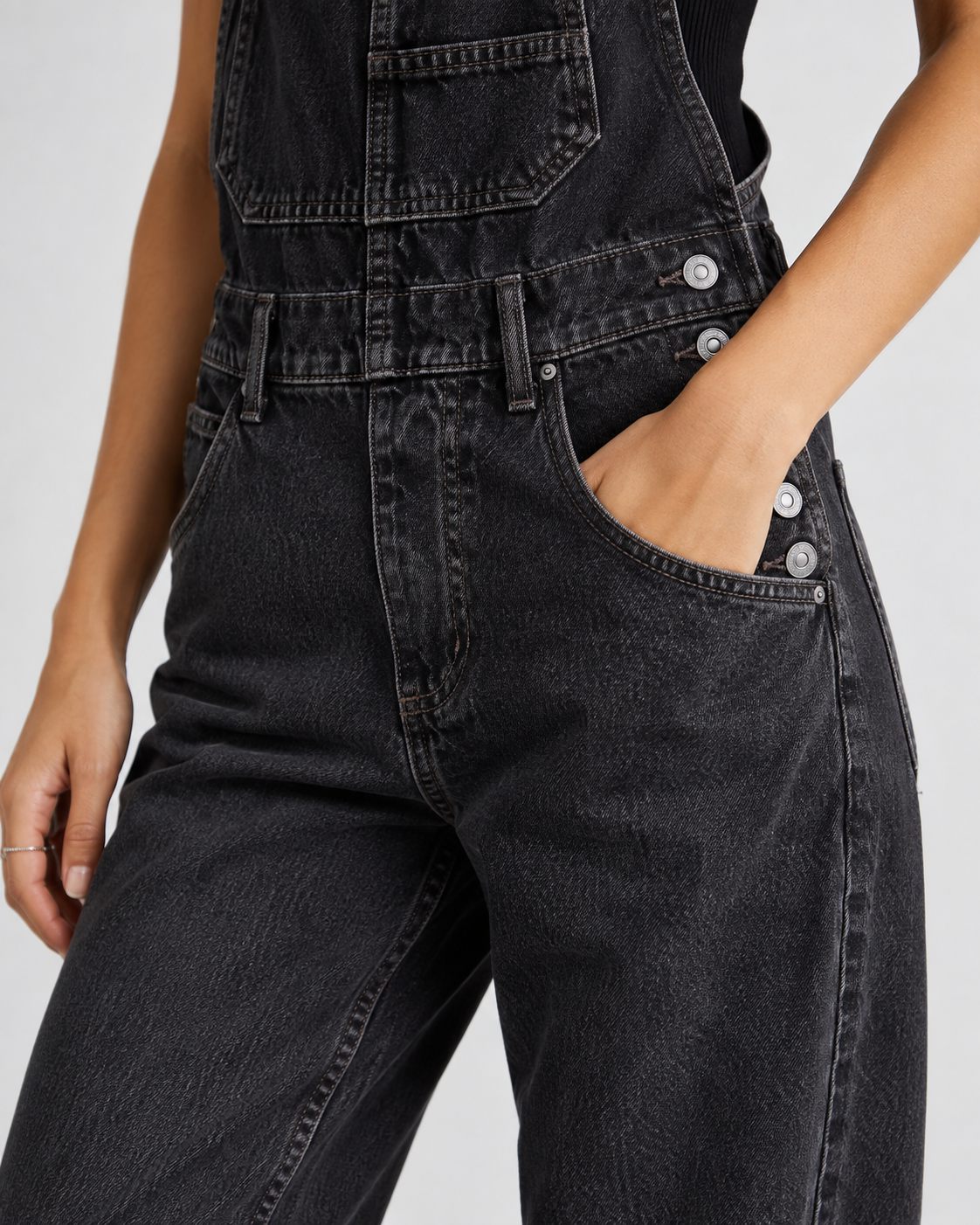 Denim Muse – אוברול ג׳ינס ארוך לנשים בגזרה נינוחה עם כיסים וכתפיות מתכווננות