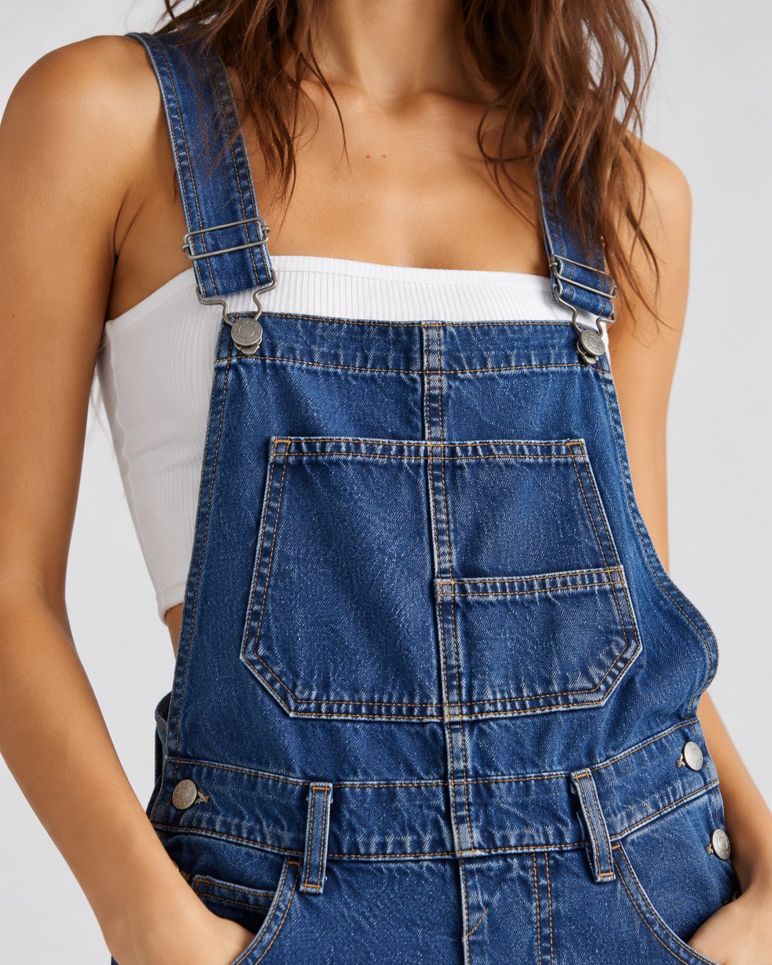 Denim Muse – אוברול ג׳ינס ארוך לנשים בגזרה נינוחה עם כיסים וכתפיות מתכווננות